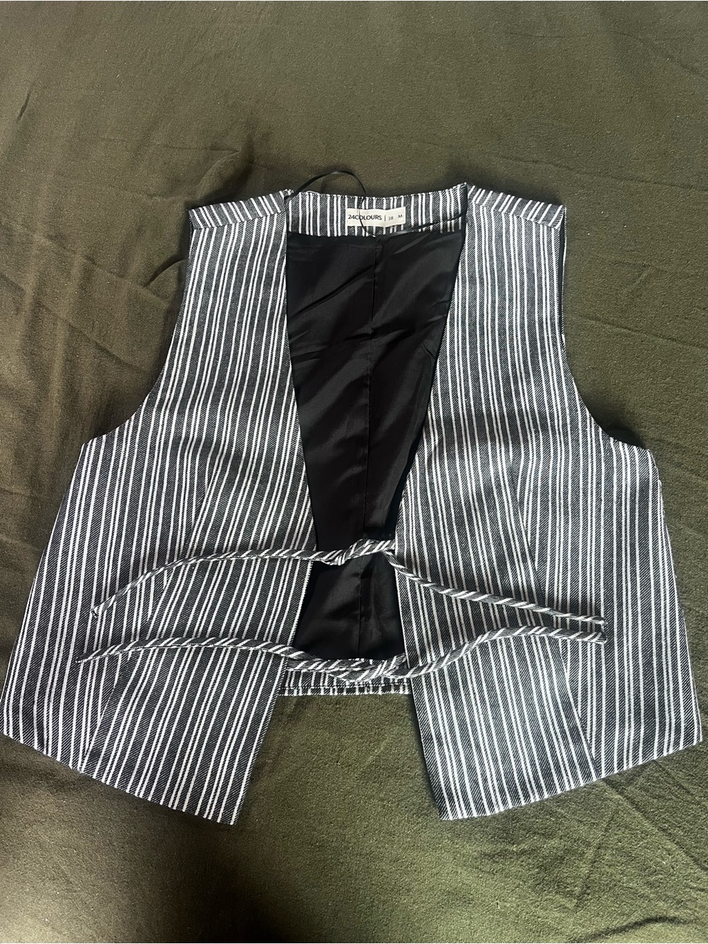 24 Clours Black and White Striped Cropped Vest